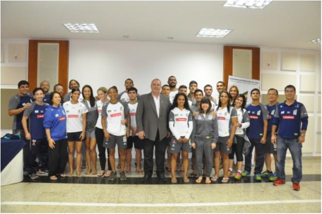 Sílvio Acácio visita concentração da seleção em Pindamonhangaba