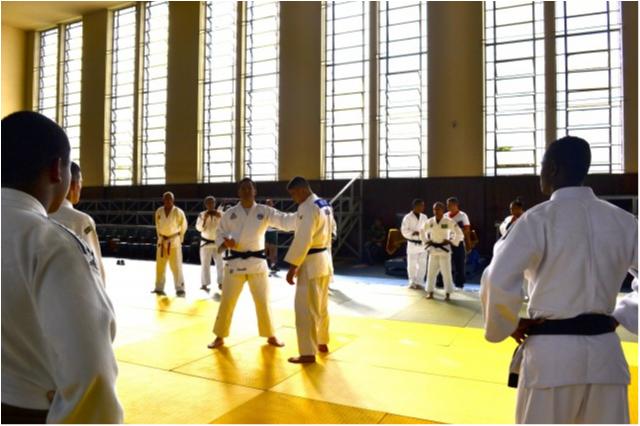 Judocas da seleção ministram clínica para militares do Exército em Resende