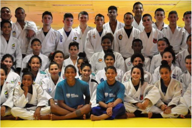 Seleção escolar de judô tem treino de luxo com campeãs olímpicas