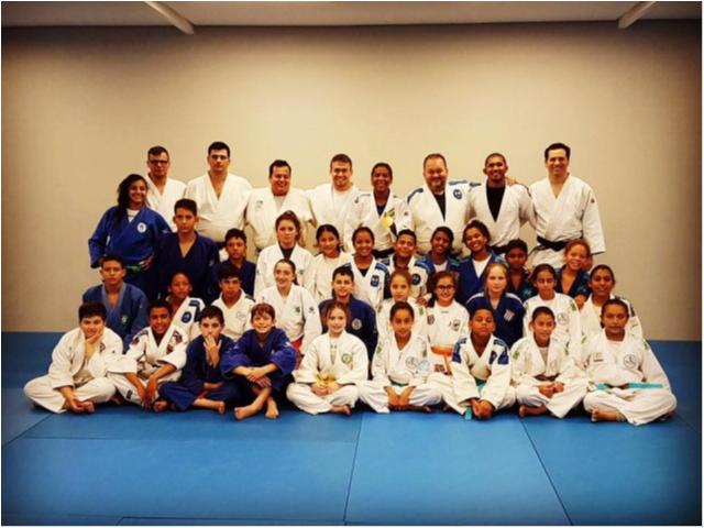 Rafaela Silva inspira jovens judocas na nova academia de Tiago Camilo