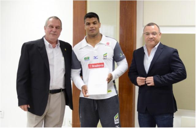 Presidente Silvio Acácio entrega balancete financeiro da CBJ à Comissão de Atletas