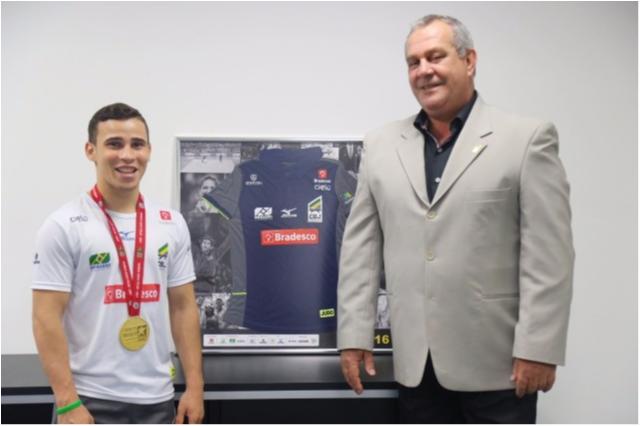 Campeão mundial juvenil, Aldi Oliveira recebe homenagem da CBJ, em Lauro de Freitas