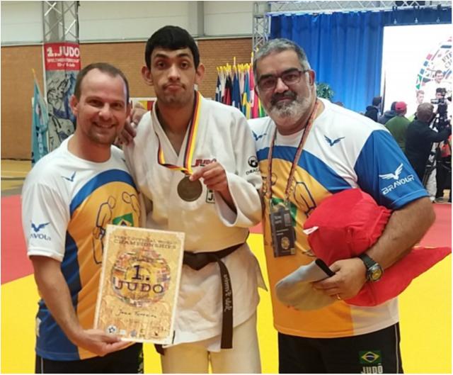 Brasileiro é campeão mundial de judô para pessoas com deficiência intelectual