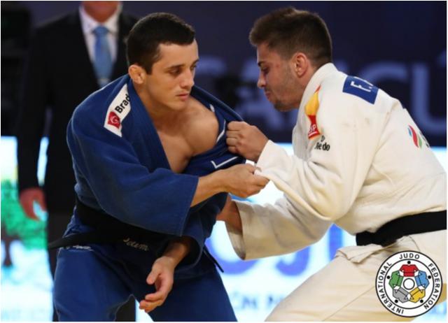 Brasil fecha primeiro dia de Grand Slam em Paris com quinto lugar de Phelipe Pelim