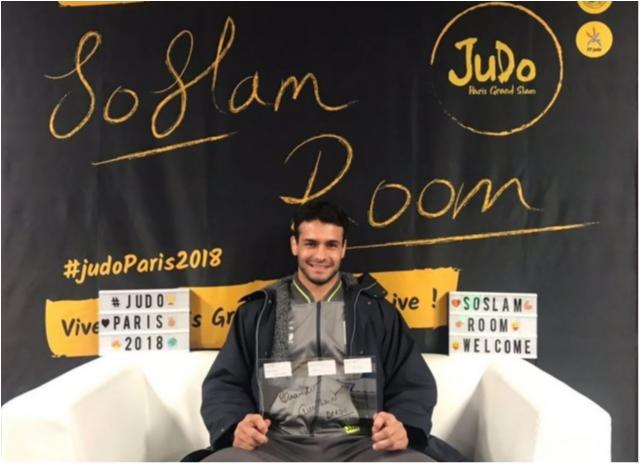 Leandro Guilheiro assina placa no Hall dos Campeões do Grand Slam de Paris