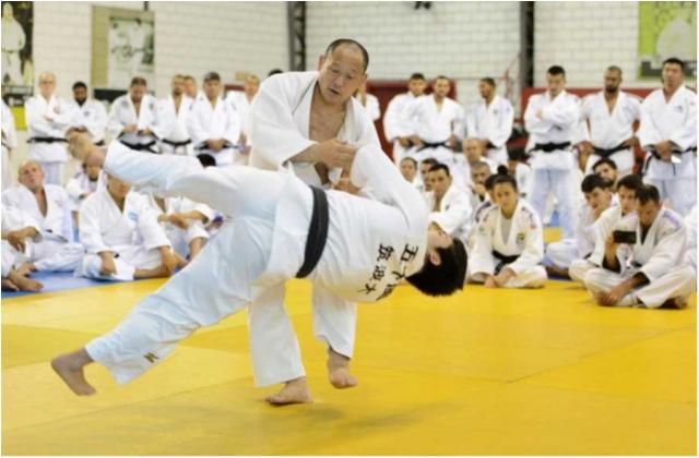 Em intercâmbio no Brasil, bicampeão mundial japonês ministra workshop para professores de São Paulo