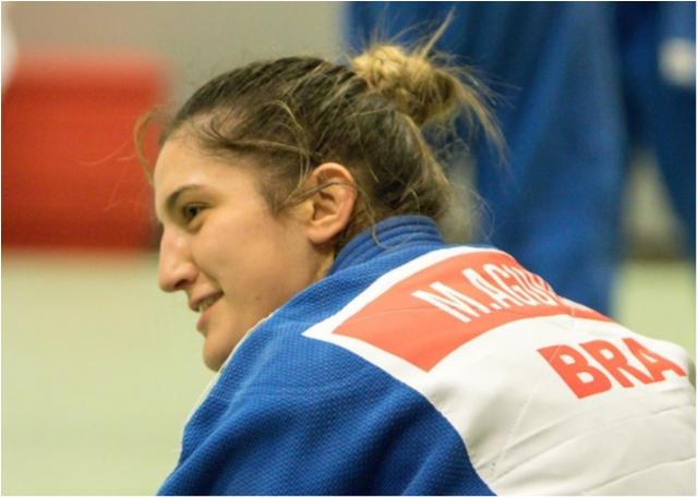 Mayra Aguiar assume a liderança do Ranking Mundial no meio-pesado feminino