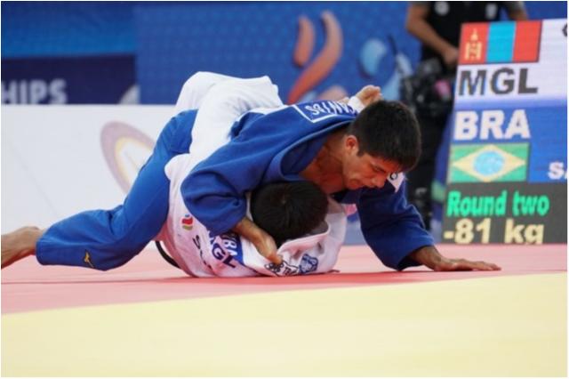 Brasileiros caem nas preliminares no quarto dia de Mundial. Maria Portela e Rafael Macedo lutarão nesta segunda, 24