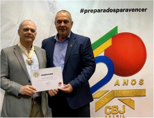 Paulo Wanderley Teixeira e dirigentes estaduais recebem as primeiras comendas do Cinquentário da CBJ