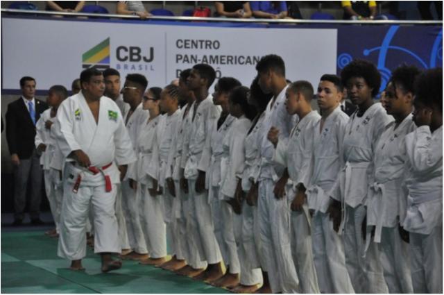 Alunos do Projeto de Massificação do Judô em Lauro de Freitas fazem apresentação na abertura do Brasileiro Sub-21