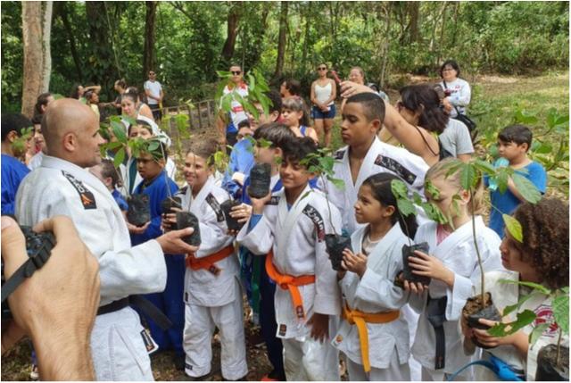 Judocas brasileiros plantam árvores em campanha global promovida pela FIJ para celebrar o Dia Mundial do Judô