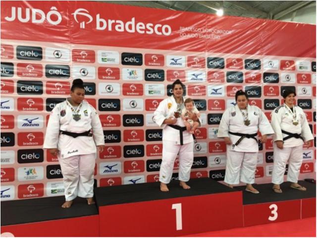 Três meses após dar à luz, judoca é campeã brasileira e sobe ao pódio com filho nos braços 