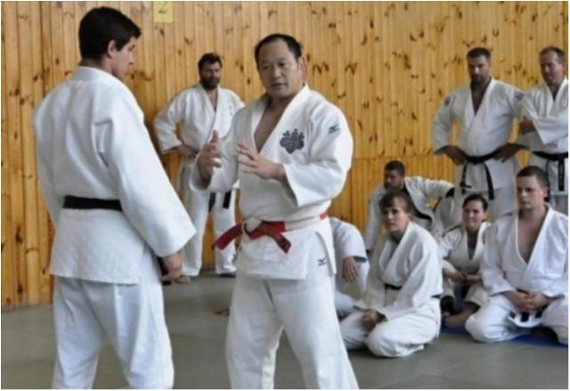 Hirotaka Okada, bicampeão mundial e medalhista olímpico, chega ao Brasil na próxima semana para o Workshop Judô nas Escolas