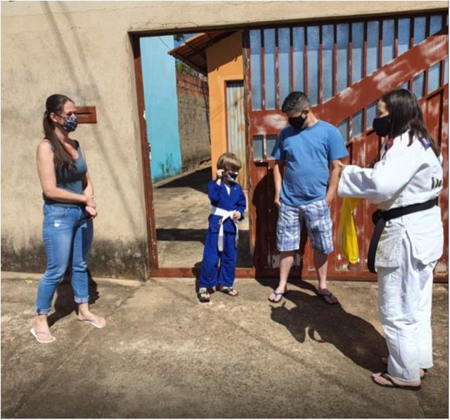 Academia goiana faz entrega de faixas em domicílio para alunos aprovados em exame