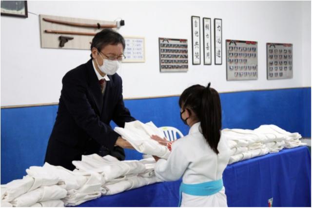 Instituição de Kosei Inoue doa tatamis e judogis para a Federação Paranaense de Judô