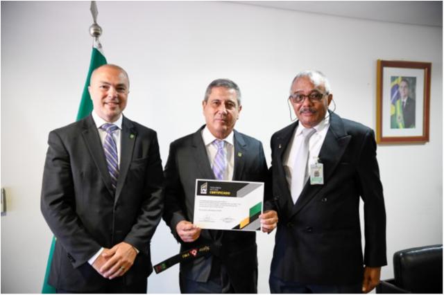 Judoca e ministro-chefe da Casa Civil, Walter Braga Netto é homenageado pela Federação Mineira de Judô e promovido à faixa-preta