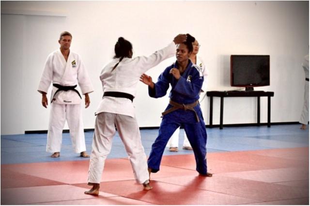 De olho em 2024, judocas da base aproveitam experiência de treinar com ídolos da equipe principal, em Pindamonhangaba