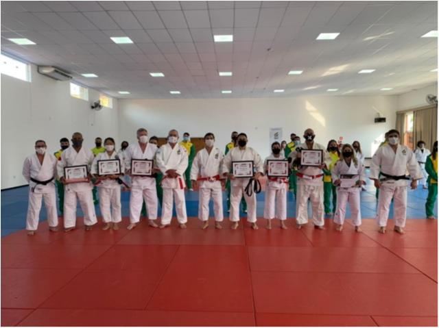 Judocas olímpicos e paralímpicos são promovidos a Kodansha em homenagem da Confederação Brasileira de Judô 