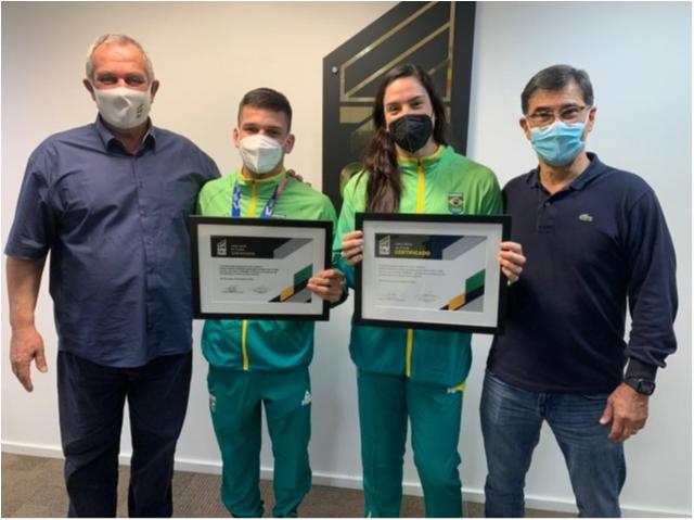 TÓQUIO 2020 - No retorno ao Brasil, Mayra e Cargnin são recebidos na sede da CBJ com promoção de graduação e homenagens