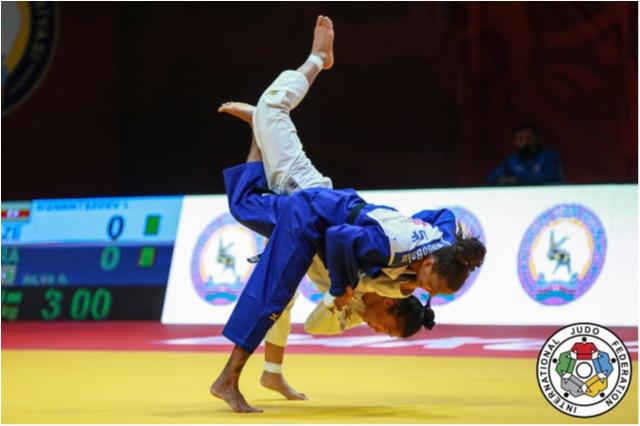 De campeãs para campeã - Rafaela Silva recebe incentivos de Sarah Menezes, Ana Marcela Cunha, Pamela Rosa, Fê Garay, entre outras