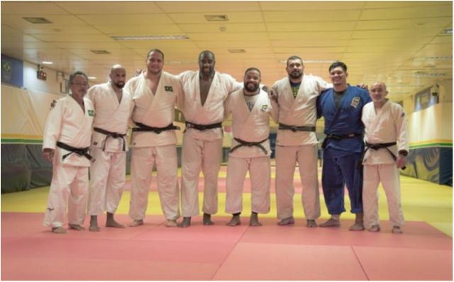 Teddy Riner, lenda do judô mundial, treina no Rio com pesados brasileiros