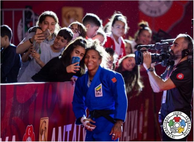 Rafaela Silva assume a liderança do ranking mundial após ouro em Grand Slam