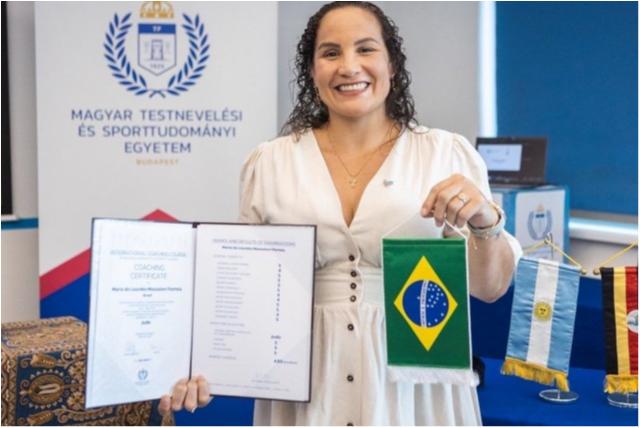 Com apoio do COB e CBJ, Maria Portela conclui curso de formação de treinadores em universidade húngara