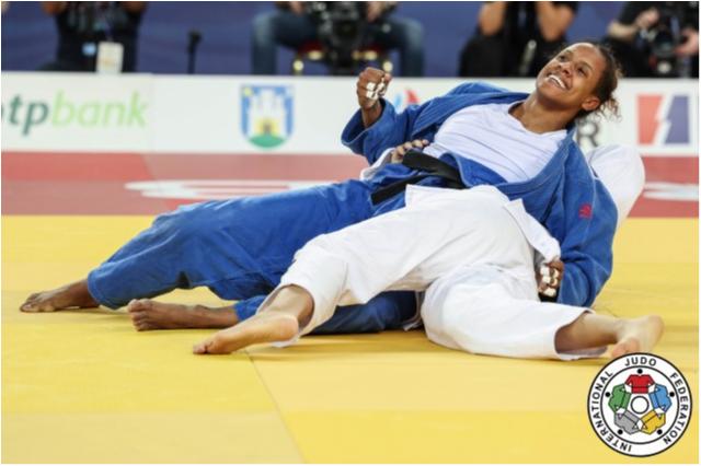 Karol Gimenes estreia com ouro e Brasil lidera quadro de medalhas do Grand Prix de Zagreb