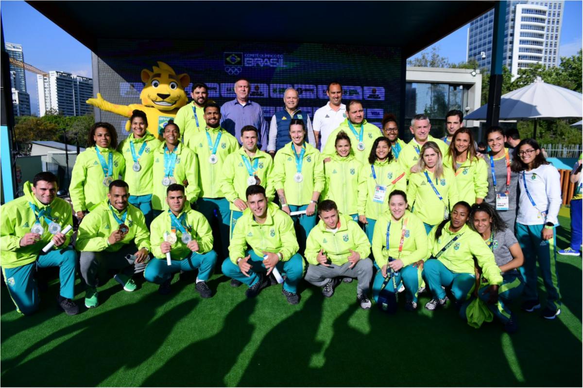 Seleção é recebida com festa e homenagens na Casa Brasil, em Santiago 