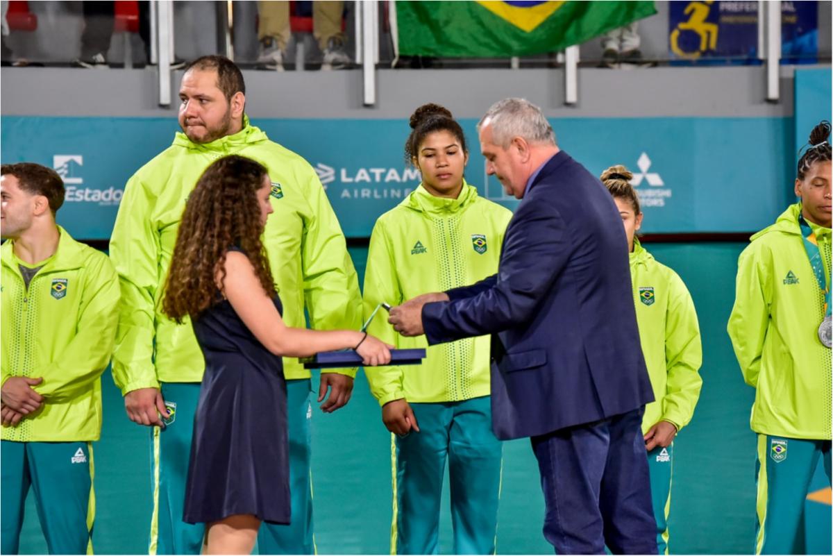 Presidente Silvio Acácio Borges participa da cerimônia de premiação das equipes no Pan de Santiago