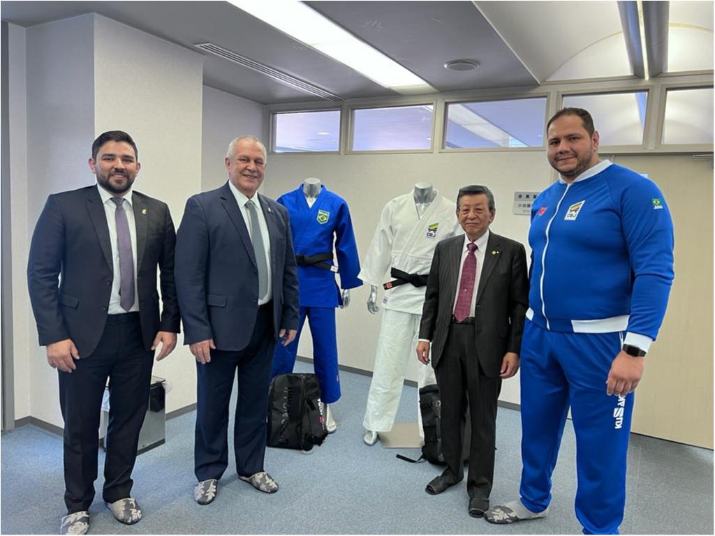 No Japão, comitiva da CBJ visita fábrica de quimonos da Kusakura