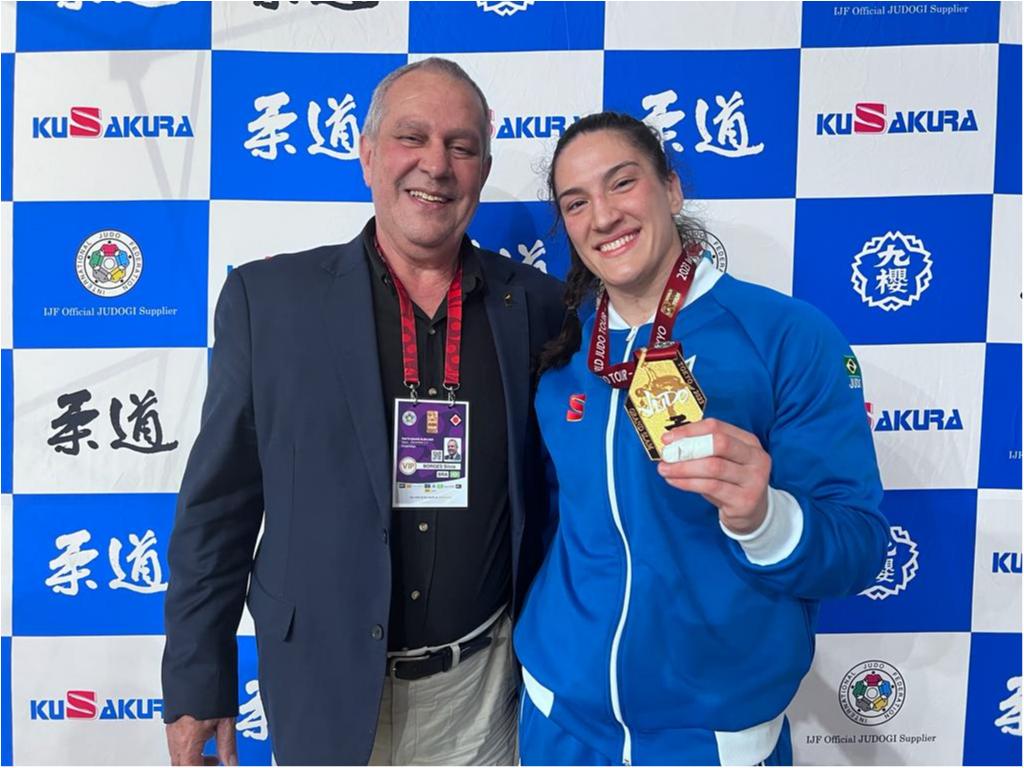 No Japão, presidente da CBJ acompanha feito inédito do judô brasileiro e parabeniza Mayra Aguiar pelo ouro