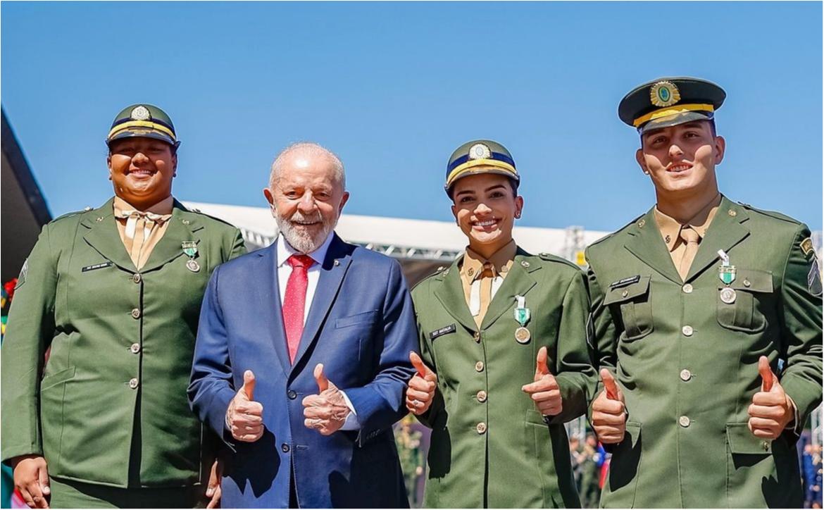 Bia Souza e Guilherme Schimidt são condecorados, em Brasília, no Dia do Soldado