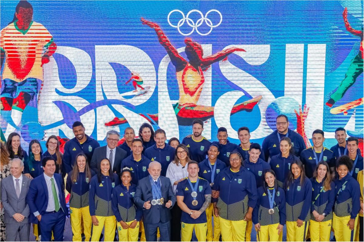 Judocas olímpicos e presidente da CBJ são recebidos por Lula, em Brasília