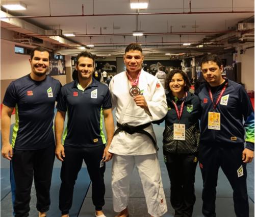 Giovani Ferreira bate uzbeque e conquista bronze, em Abu Dhabi 