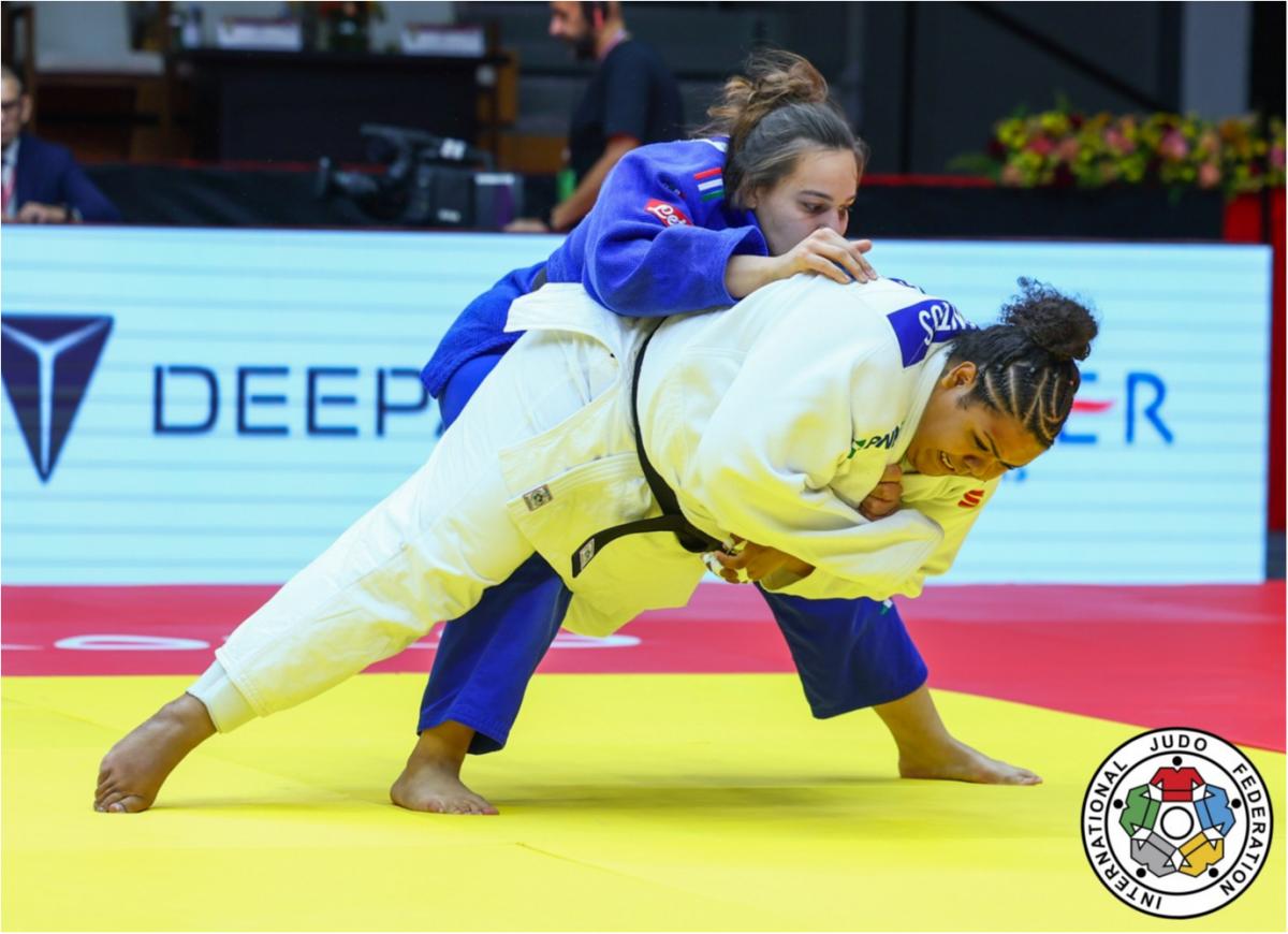 Último dia do Grand Slam de Abu Dhabi tem quintos de Karol Gimenes e Giovanna Santos